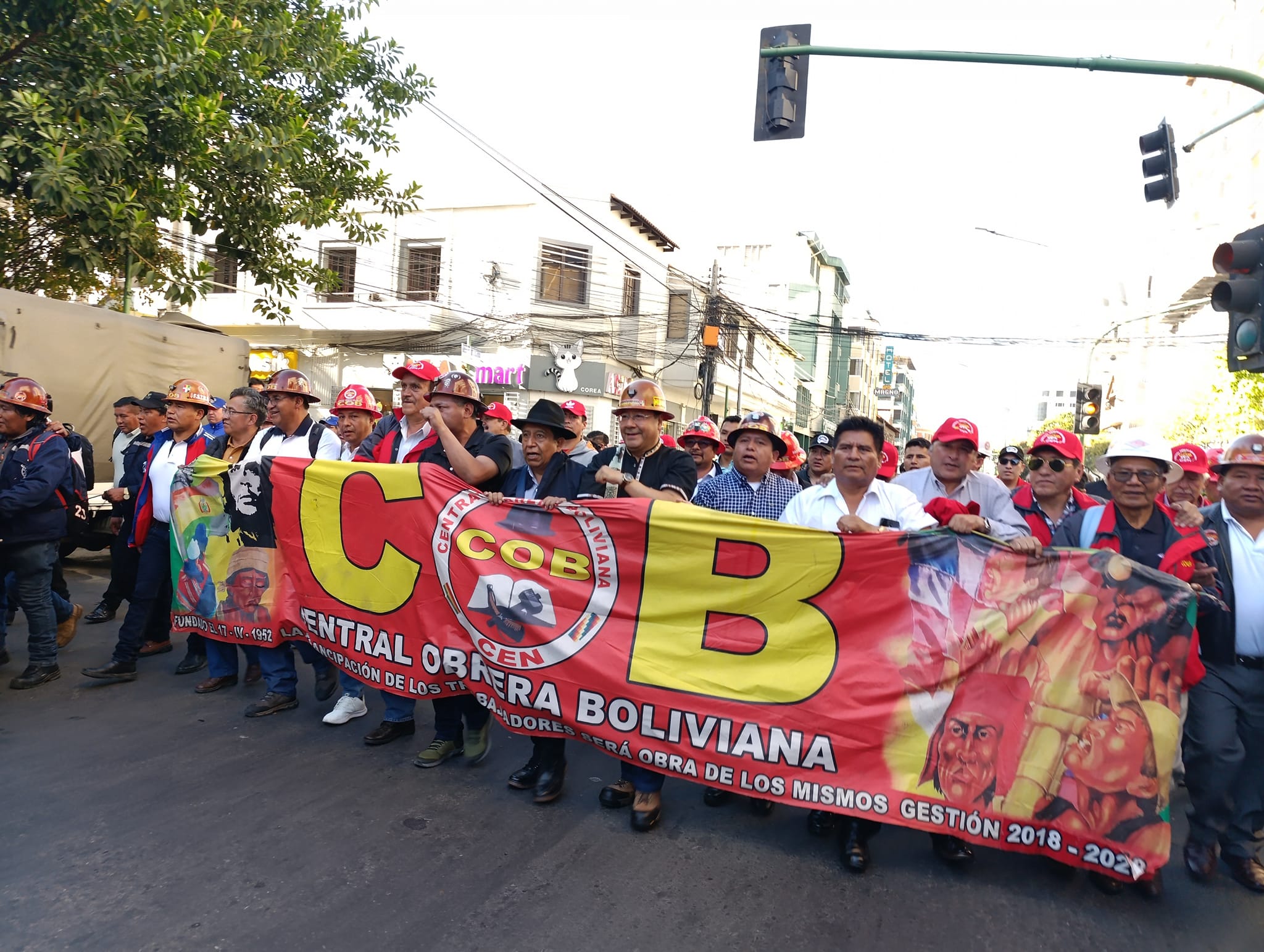 Presidente y Vice lideran marcha de la COB por el Día del Trabajo en Cochabamba